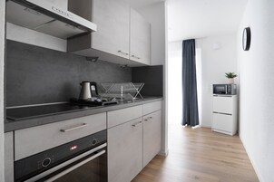 冰箱、微波炉、烤箱、炉灶