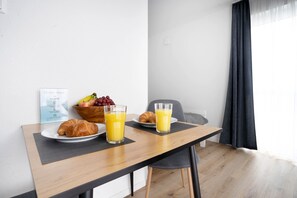 Verdunkelungsvorhänge, kostenloses WLAN, Bettwäsche