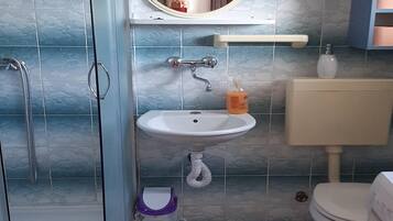 Apartment (Two Bedroom Apartment with Terrace an) | Bathroom | Shower, towels