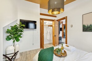 2 bedrooms, iron/ironing board, travel cot, WiFi