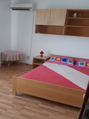 2 habitaciones, tabla de planchar con plancha, wifi y ropa de cama 