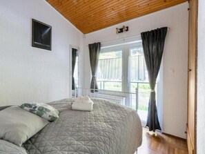 2 bedrooms, iron/ironing board, internet, bed sheets