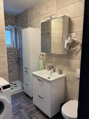 Shower, hair dryer, towels, soap - Holiday Home Lupita 2 - Two bedroom Holiday Home with Terrace (Vinjerac)