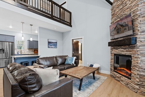IN DOOR POOL-6BR 5BA Lodges by Silver Dollar City & Table Rock Lake Sleeps 16