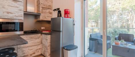 Kühlschrank, Mikrowelle, Wasserkocher mit Kaffee-/Teezubehör