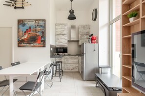 Réfrigérateur, micro-ondes, cafetière/bouilloire