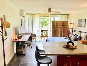 1 camera, una scrivania, Wi-Fi