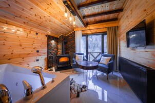 Quarto luxo, lareira, vista para a montanha | Área de estar | TV LED 55 polegadas com canais via satélite, TV