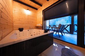 Business chalet, 1 tweepersoonsbed, bubbelbad, uitzicht op bergen | Luxe beddengoed, gratis wifi, beddengoed