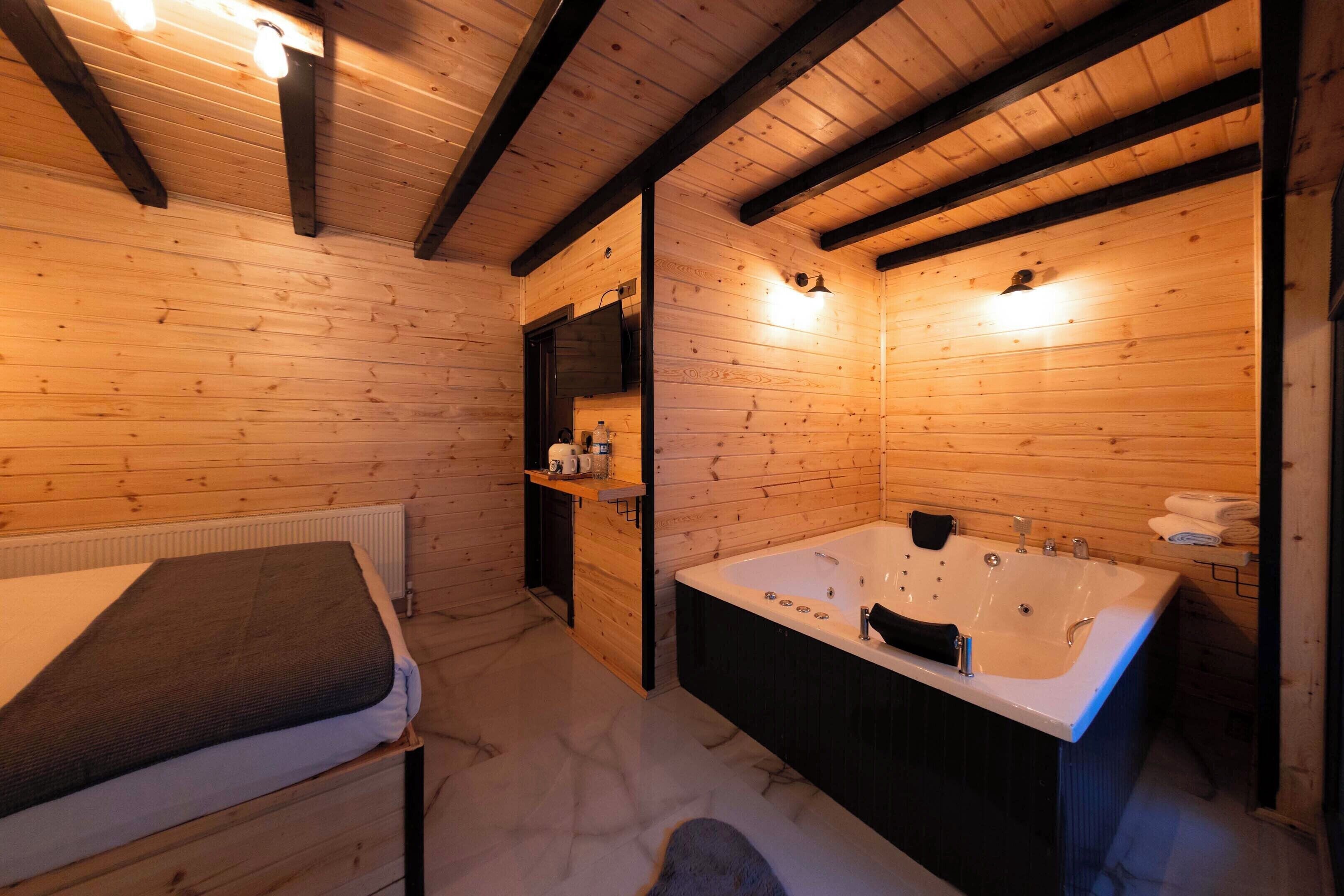 Business Chalet, 1 Double Bed, Jetted Tub, Mountain View | Premium bedding, free WiFi, bed sheets