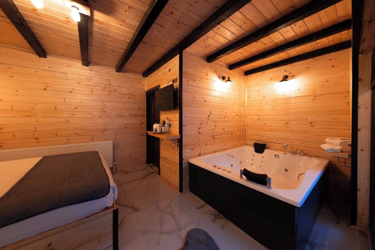 Business Chalet, 1 Double Bed, Jetted Tub, Mountain View