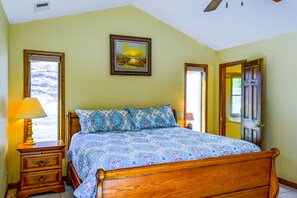 5 bedrooms, iron/ironing board, Internet, bed sheets