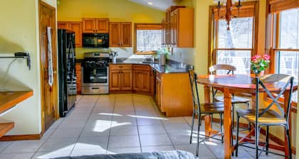 Creek-side home with private hot tub, game room, firepit, deck & mountain view