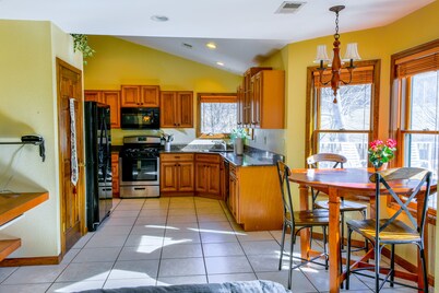 Creek-side home with private hot tub, game room, firepit, deck & mountain view