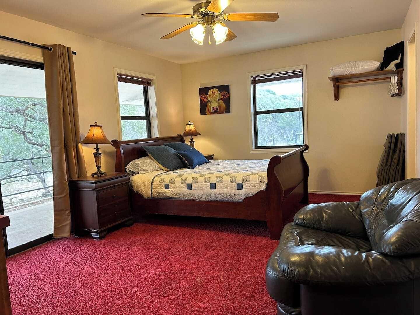 5 bedrooms, desk, iron/ironing board, travel crib