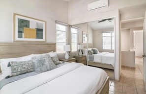 6 chambres, bureau, fer et planche à repasser, lit de bébé portatif