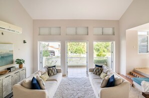 Téléviseur connecté, table de ping-pong