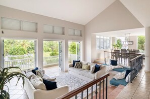 Téléviseur connecté, table de ping-pong