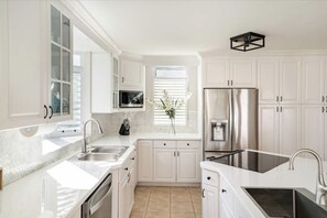 Réfrigérateur, four à micro-ondes, un four, surface de cuisson