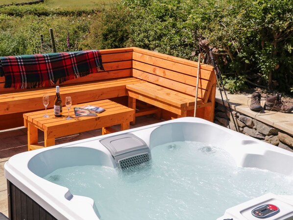 Cottage | Outdoor spa tub - Holly (Ulverston)