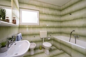 Combined shower/tub