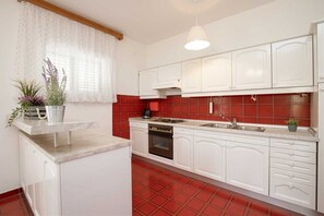 Fridge, oven, stovetop, cookware/dishes/utensils