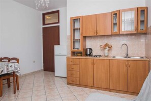 Refrigerador, horno, parrilla de estufa y utensilios de cocina 