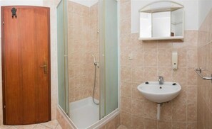 Shower - Beach apartment Gaj 9 (Šibenik)
