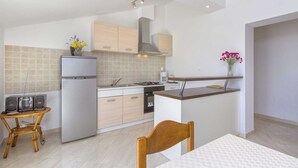 Coffee/tea maker, fridge, microwave, oven