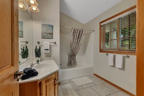 Shower, jetted bath, hair dryer, towels - George Lake Luxury, 2.5 miles from Spicer! (Spicer)
