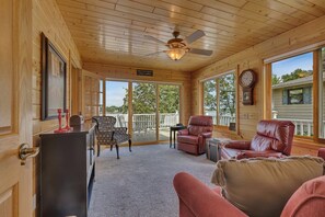 Smart TV, fireplace, DVD player, books - George Lake Luxury, 2.5 miles from Spicer! (Spicer)