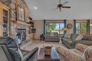 Smart TV, fireplace, DVD player, books - George Lake Luxury, 2.5 miles from Spicer! (Spicer)