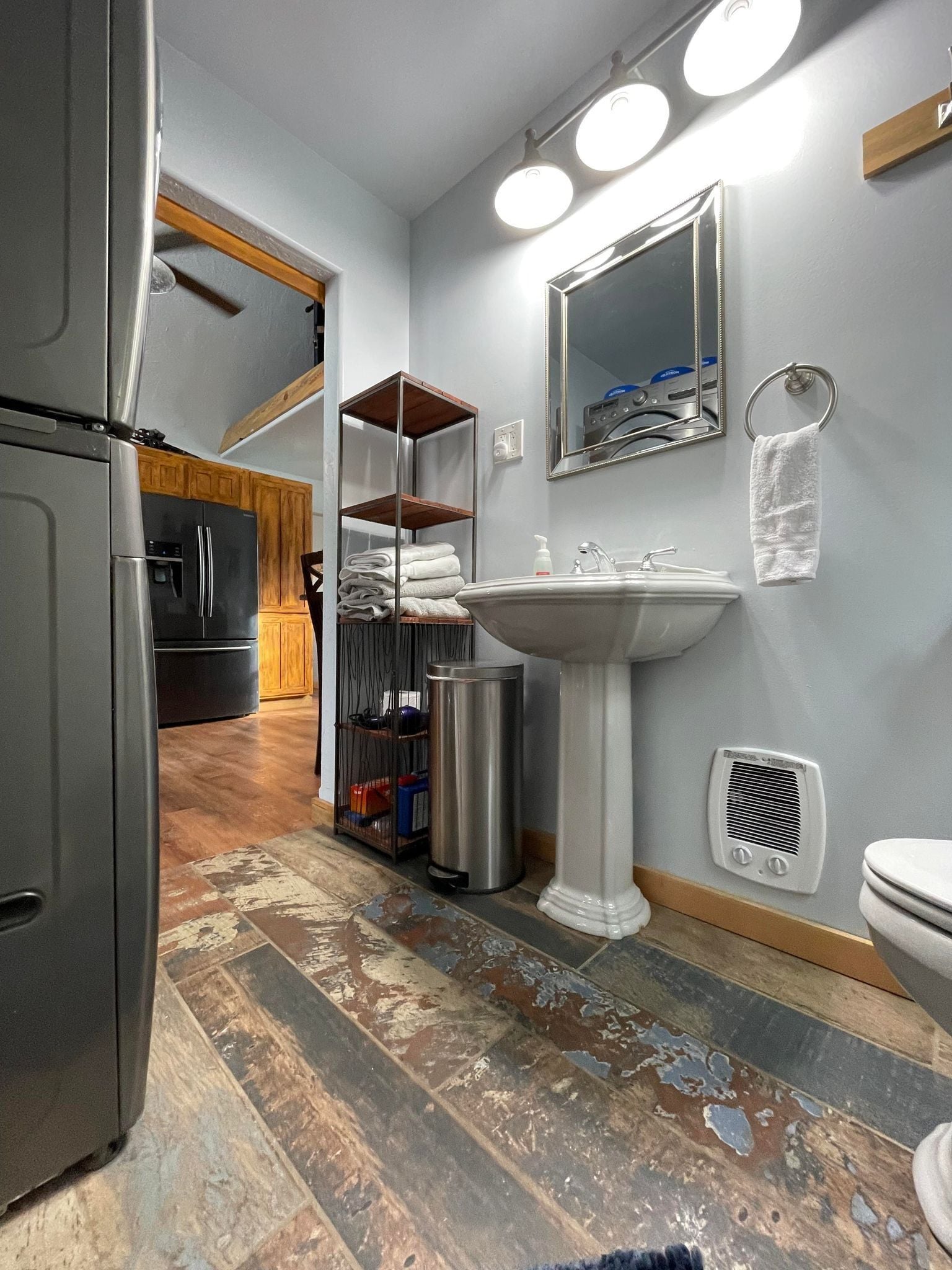 Secadora de cabello, toallas, jabón, shampoo 