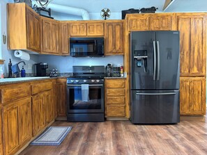 Fridge, microwave, oven, stovetop -  Selkirk Flat Retreat/pet friendly (Naples)