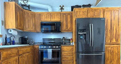Selkirk Flat Retreat/pet friendly