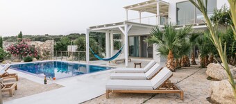 Villa Olympia - a palm trees paradise in front of the sea.