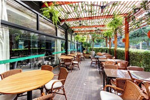 Café da manhã continental todos os dias (BRL 45.00 por pessoa) 