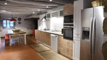 Een koelkast, een magnetron, een oven, een vaatwasser