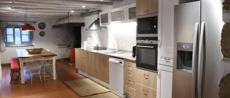 Réfrigérateur, four à micro-ondes, un four, lave-vaisselle