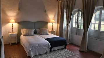 7 chambres, fer et planche à repasser, Wi-Fi, draps fournis