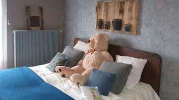 4 bedrooms, bed sheets