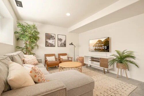 Modern walk-out apartment centrally located in COS!