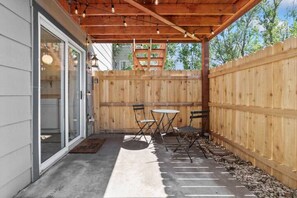 Outdoor dining - Modern walk-out apartment centrally located in COS! (Colorado Springs)