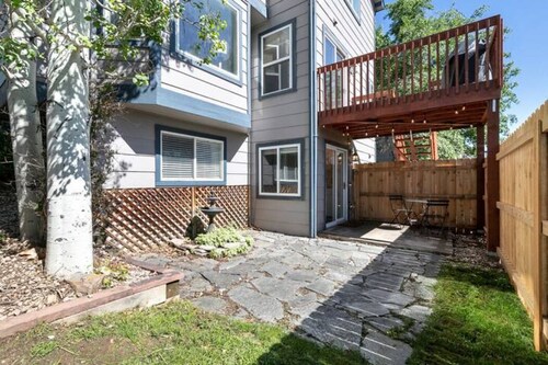 Modern walk-out apartment centrally located in COS!