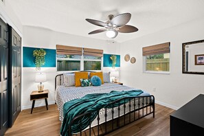 4 bedrooms, WiFi - Walk to Beach  // 50% Off Specials //  Pet Friendly (Indian Harbour Beach)