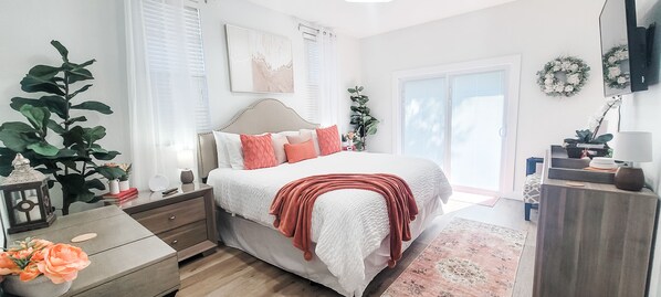 3 habitaciones, escritorio y tabla de planchar con plancha 