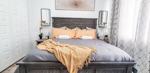 3 chambres, bureau, fer et planche à repasser, lit parapluie