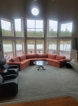 Smart TV, chimenea y estéreo 