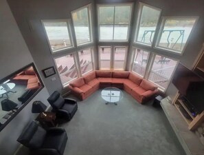 Smart TV, fireplace, stereo