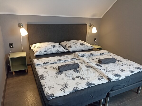 6 bedrooms, iron/ironing board, WiFi, bed sheets